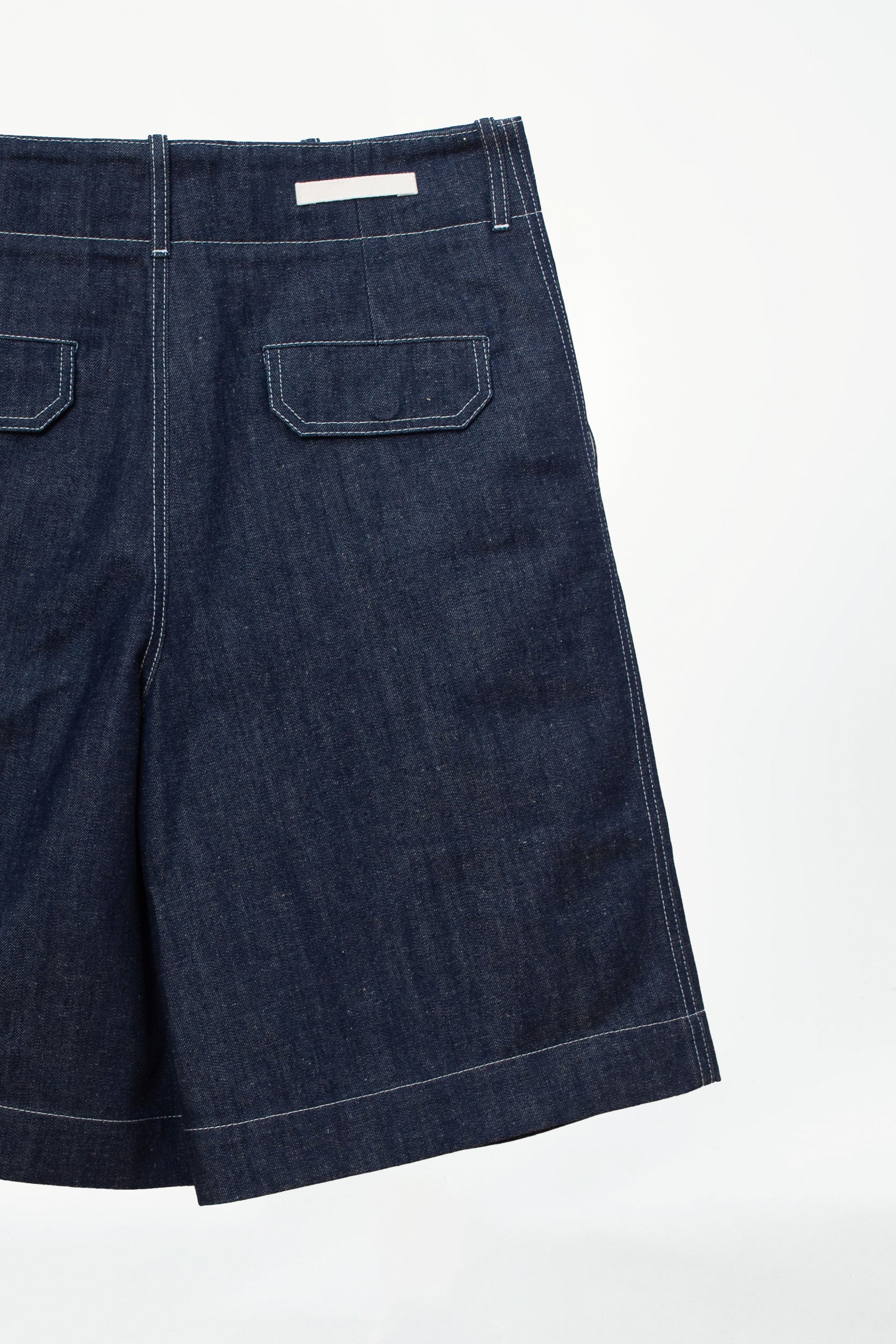 CONTRASTED DENIM PLEATED SHORTS