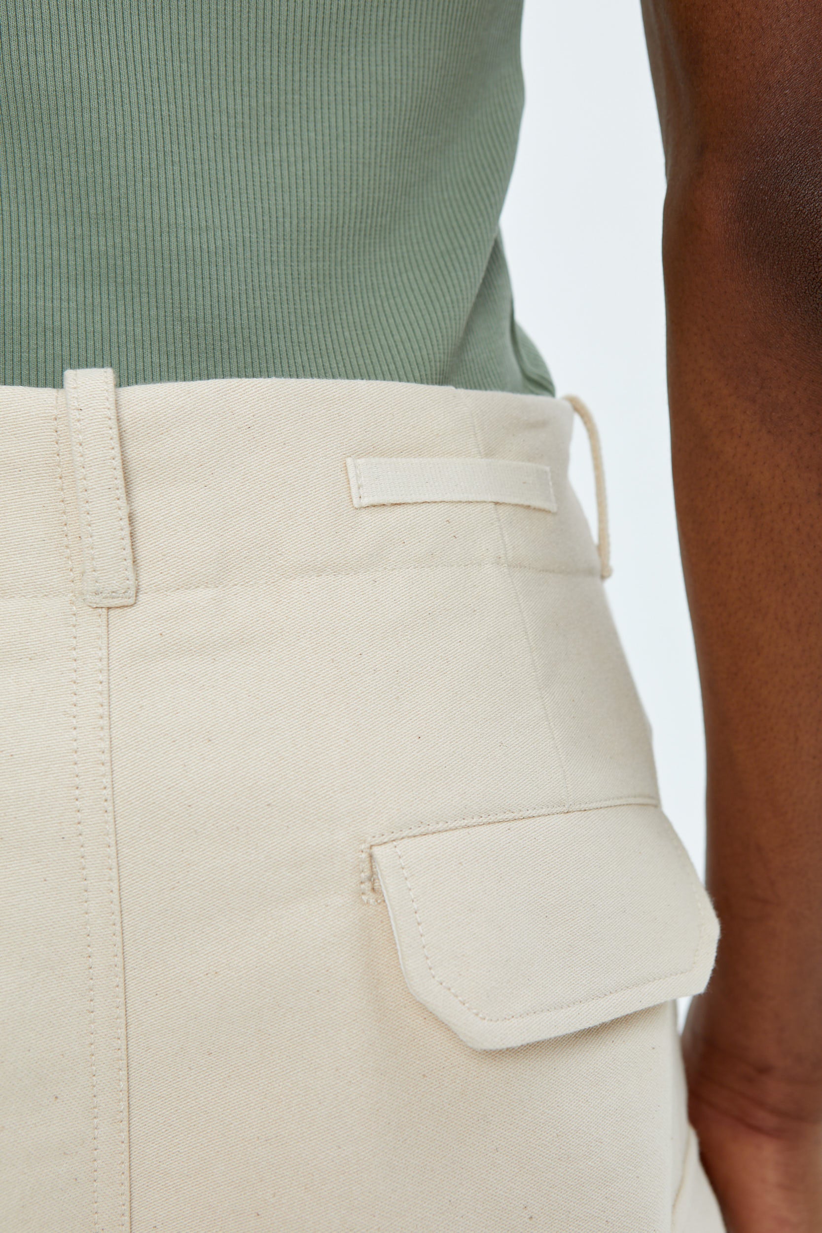WIDE STICH DETAIL FLAP-POCKET SHORT - UNIFORME